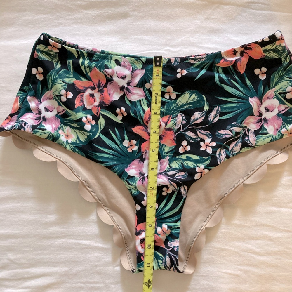 Vanilla/Beach Floral‎ Scalloped Bikini Bottom size Medium - Picture 5 of 5